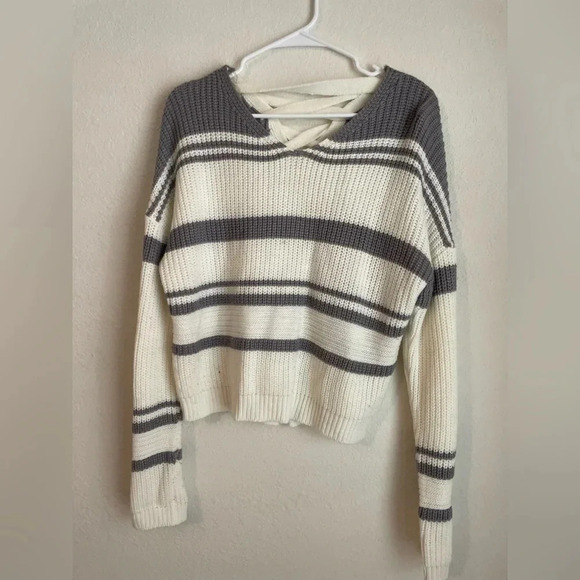 Derek Hearts grey and white acrylic sweater with cross back size L - Picture 4 of 5